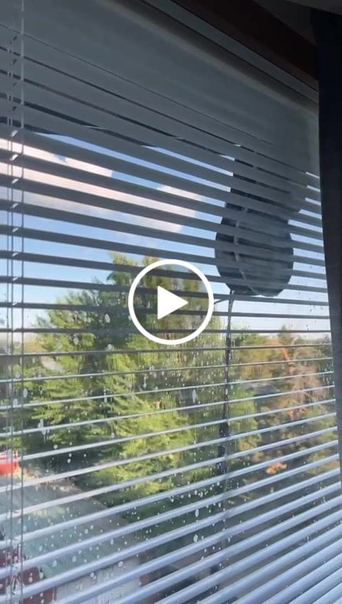 Customer video review of Fönsterputsrobot HCR-10 med sprayfunktion