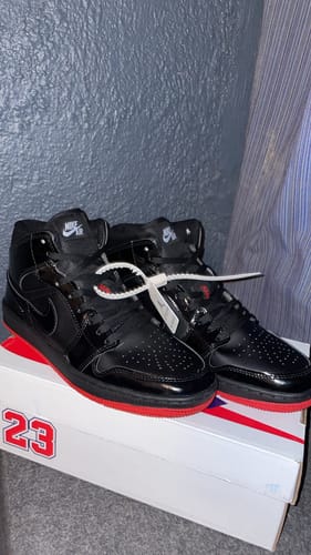 Customer photo review of Tenis Retro 1 Charol Negro Suela Rojo