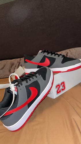 Customer photo review of Tenis Dunk Low Gris Negro Rojo