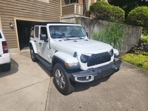 Customer photo review of Shark Grille - White & Black for 18-23 Jeep Wrangler JL & Gladiator JT w/o TrailCam