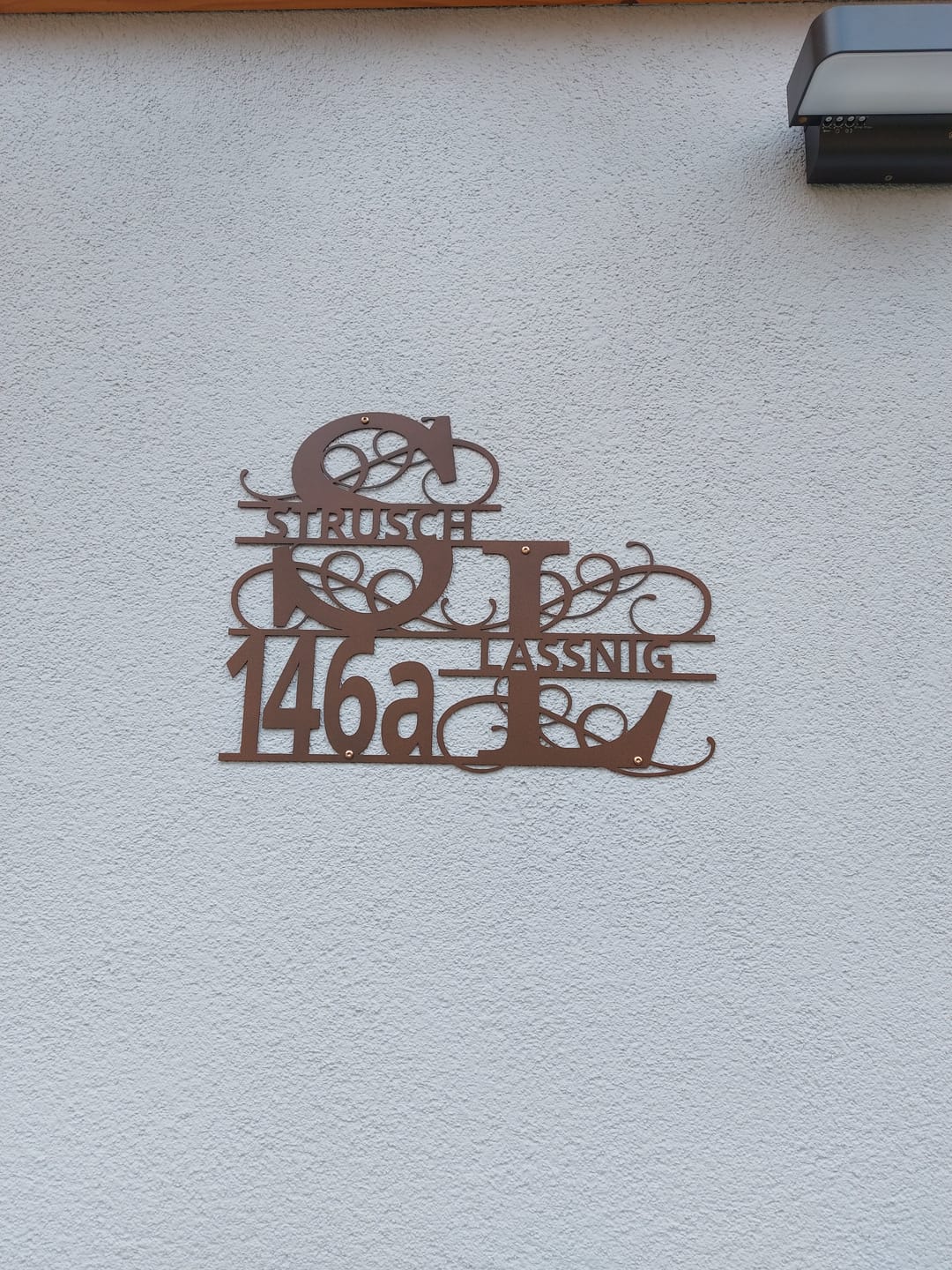 Customer photo review of Hausnummern-Monogramm zweizeilig mit Namensinitialien und kompletten Vor-und Nachnamen (personalisierbar)