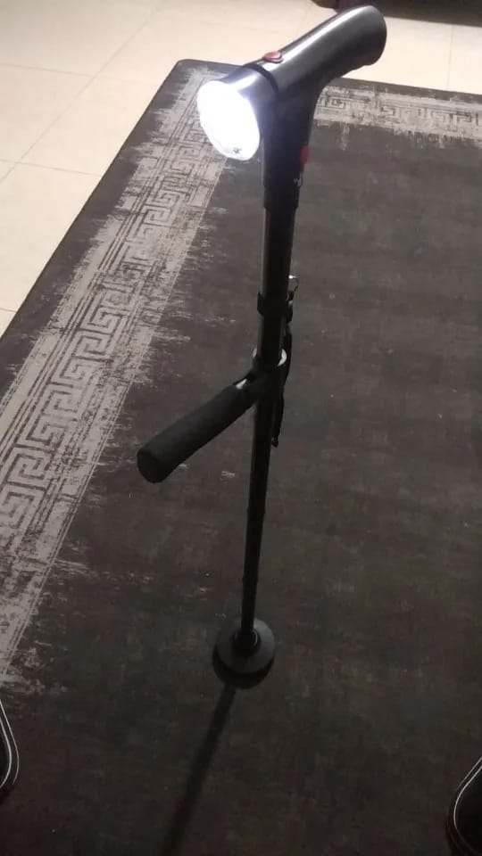 Customer photo review of Gehstock alu schwarz mit alarm, led, 4 punkt fuß, faltbar