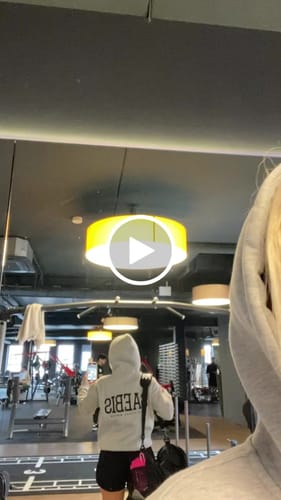 Customer video review of Lifestyle Damen Oversized Zip Hoodie grau mit Stickerei by SAEBIS®