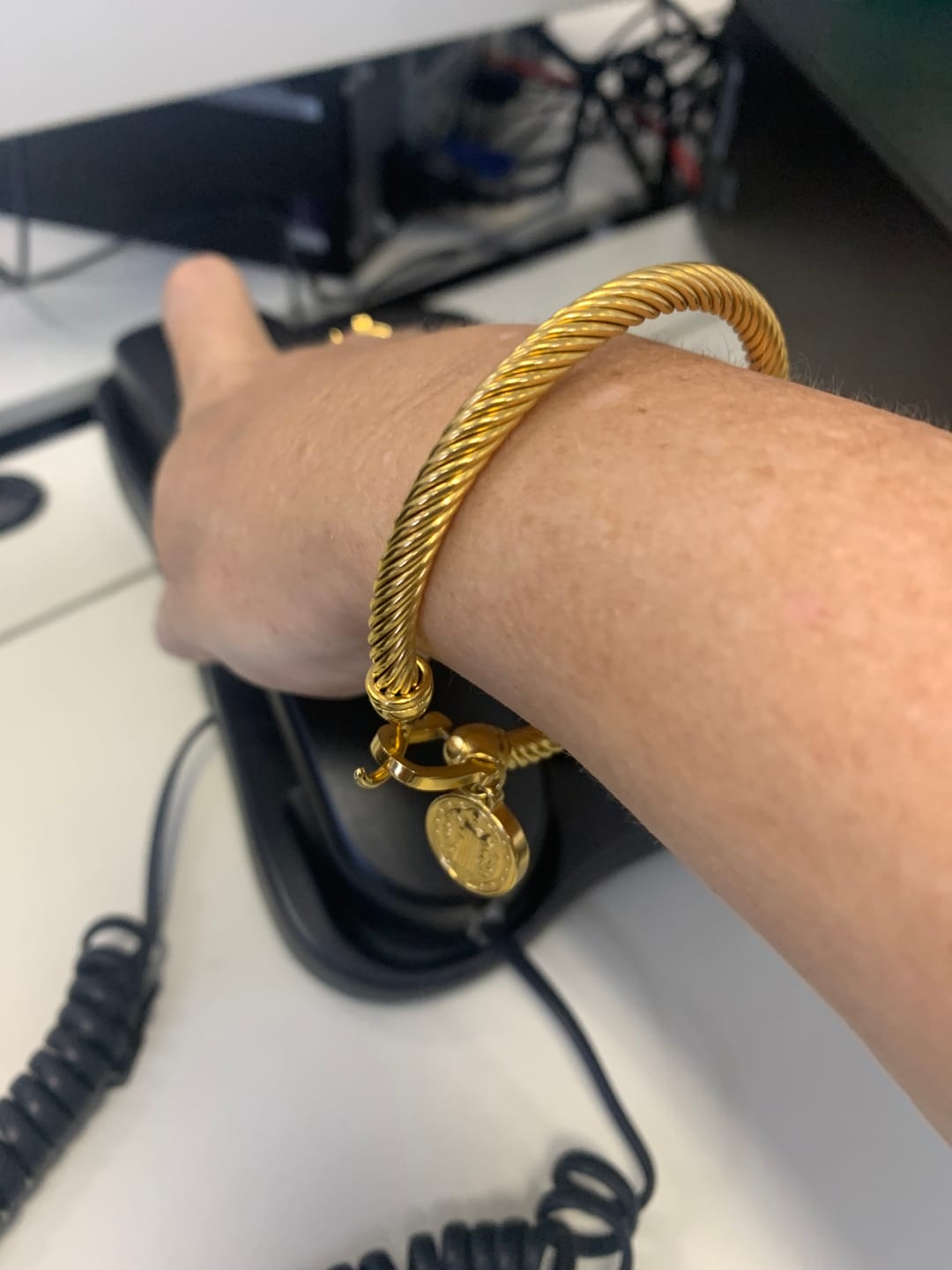Customer photo review of Bracelete Pingente São Bento Banhado em Ouro 18K