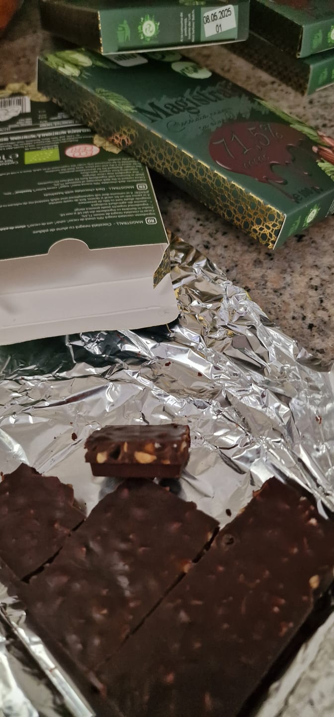 Customer photo review of Magistrall - Ciocolată neagră cu alune de pădure, 100g