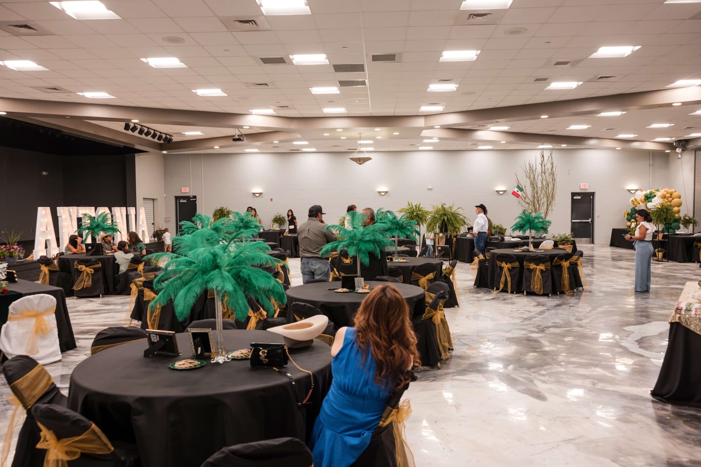 Customer photo review of Ostrich Feather Rental 16-20" (Emerald Green) - 250pcs
