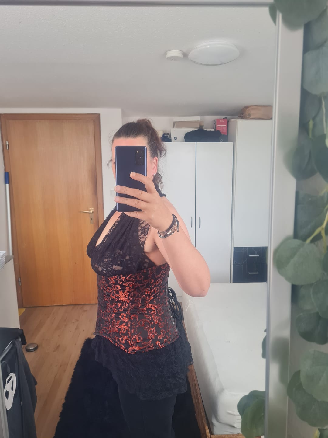 Customer photo review of SiaLinda: Unterbrust Korsett Nicola, Brokat schwarz-rot, extra lang geschnitten