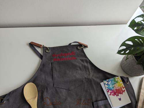 Customer photo review of Wolimbo Kurze Schürze mit Namen bestickt 68x77cm UNISEX