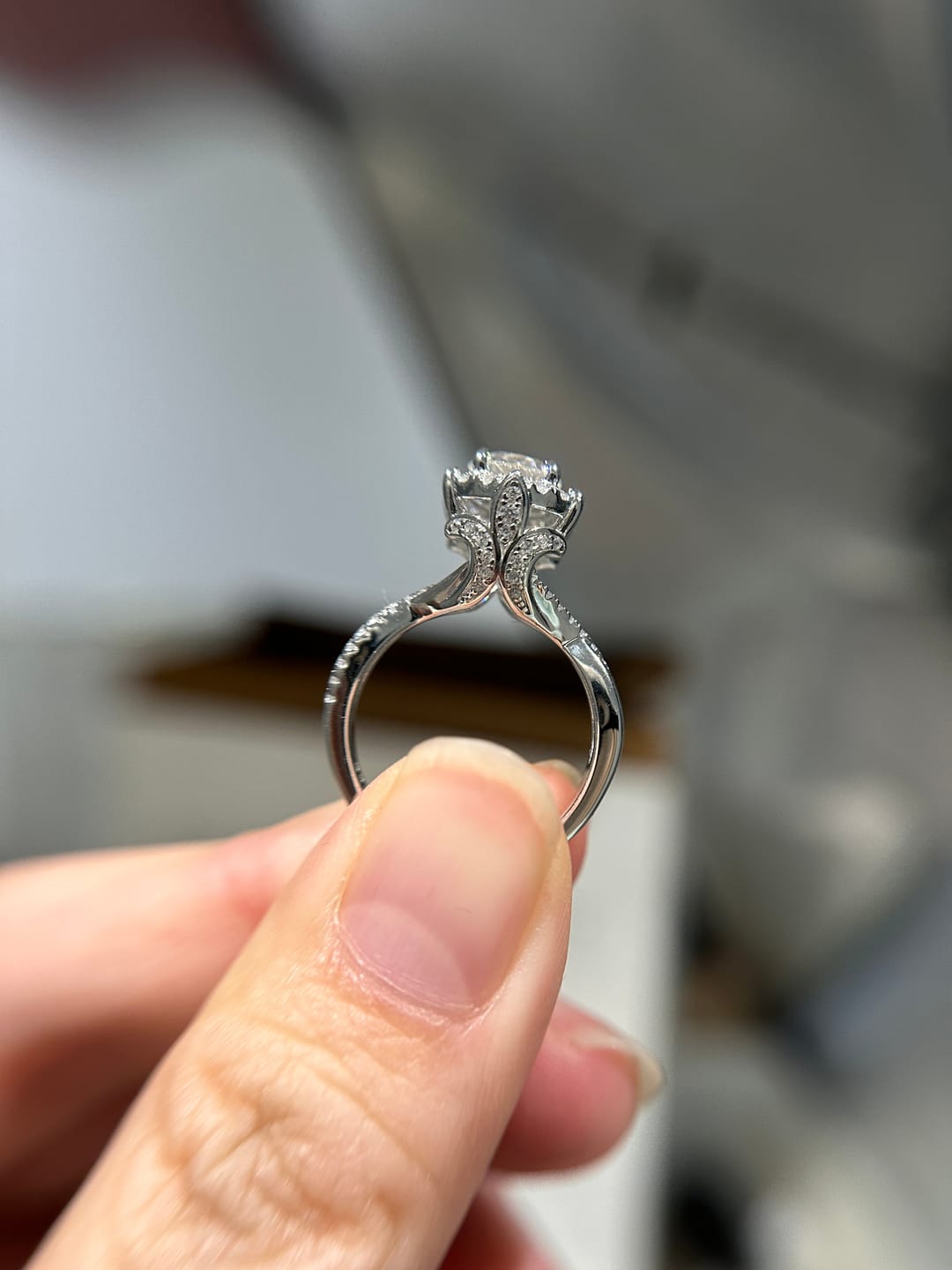 Customer photo review of S925 Moissanite 1.0 Carat Halo Round Cut Vintage Twist Engagement Ring
