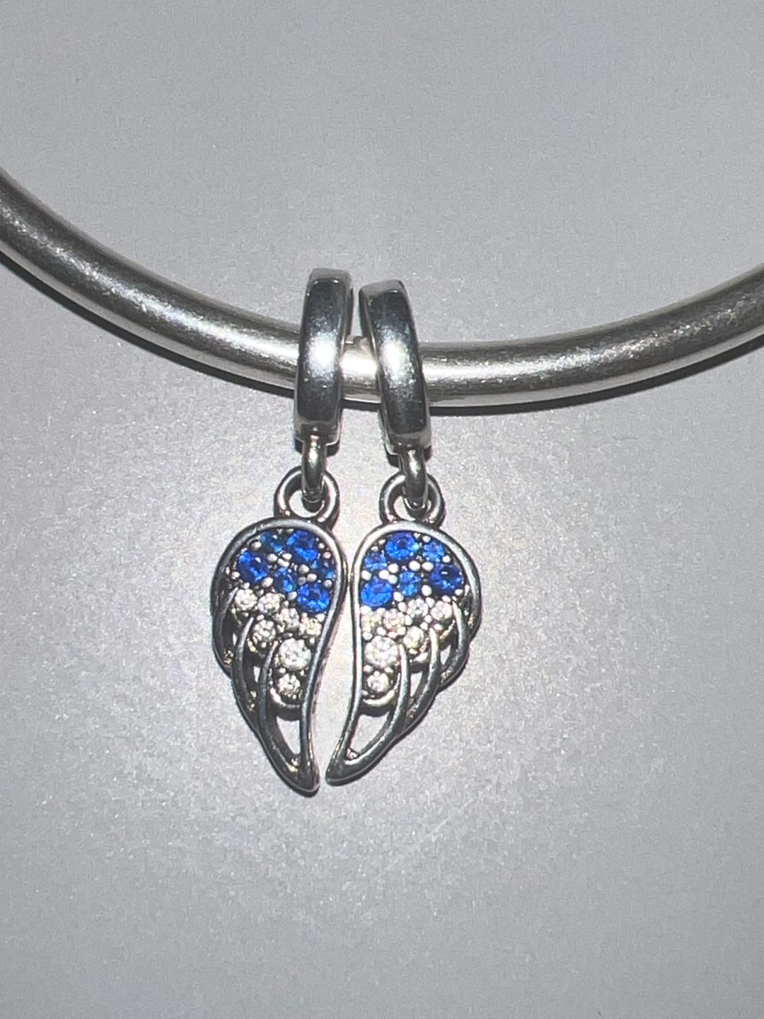 Customer photo review of Charm Alas de Arcangel Diamantadas