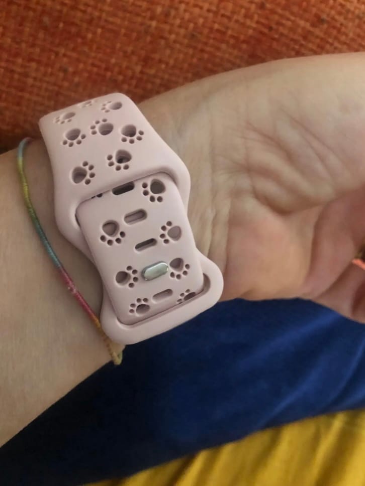 Customer photo review of Apple Watch Silikonband "Pfoten"