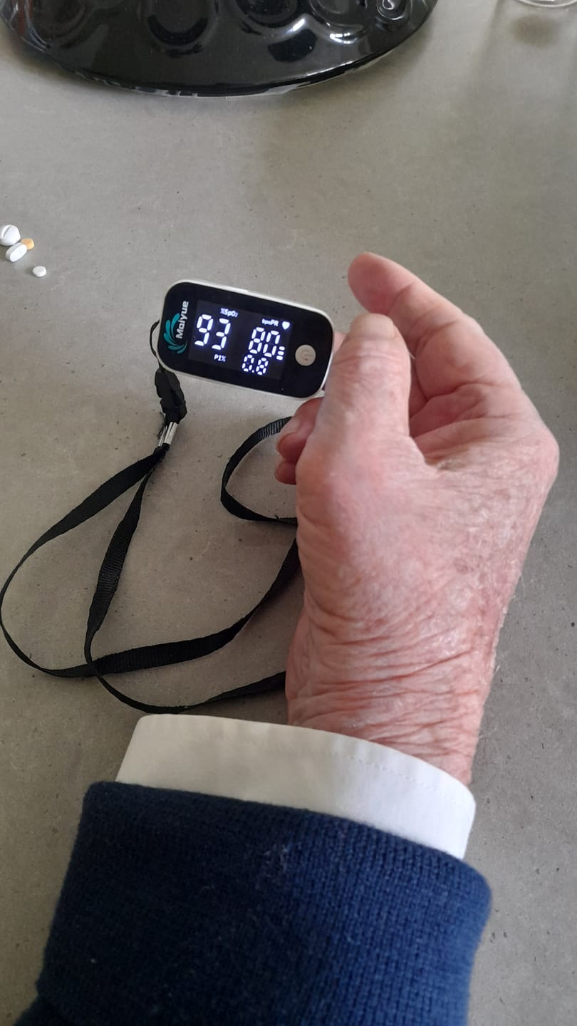 Customer photo review of Saturatiemeter / bloedzuurstofmonitor / saturatiemeter voor vingers / met OLED-display / professioneel en zeer nauwkeurig / ideaal voor gezinnen, ouderen en ziekenhuizen