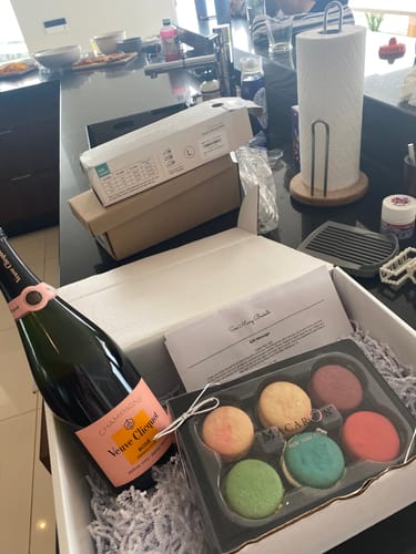 Customer photo review of Veuve Clicquot Rosé  w/6pc Pastel Macarons