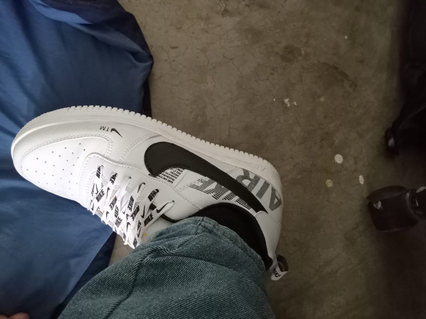 Customer photo review of Tenis 420 Blanco Negro Negro