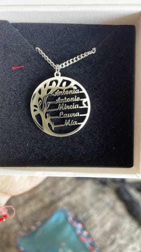 Customer photo review of Collar Árbol de la Vida con Nombres Personalizados