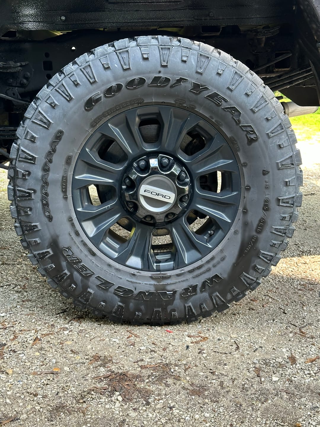 Customer photo review of OEM Replacement Lug Kit (Black / Chrome) for 2002+ Ford F-250 / F-350 Super Duty (Set of 32)