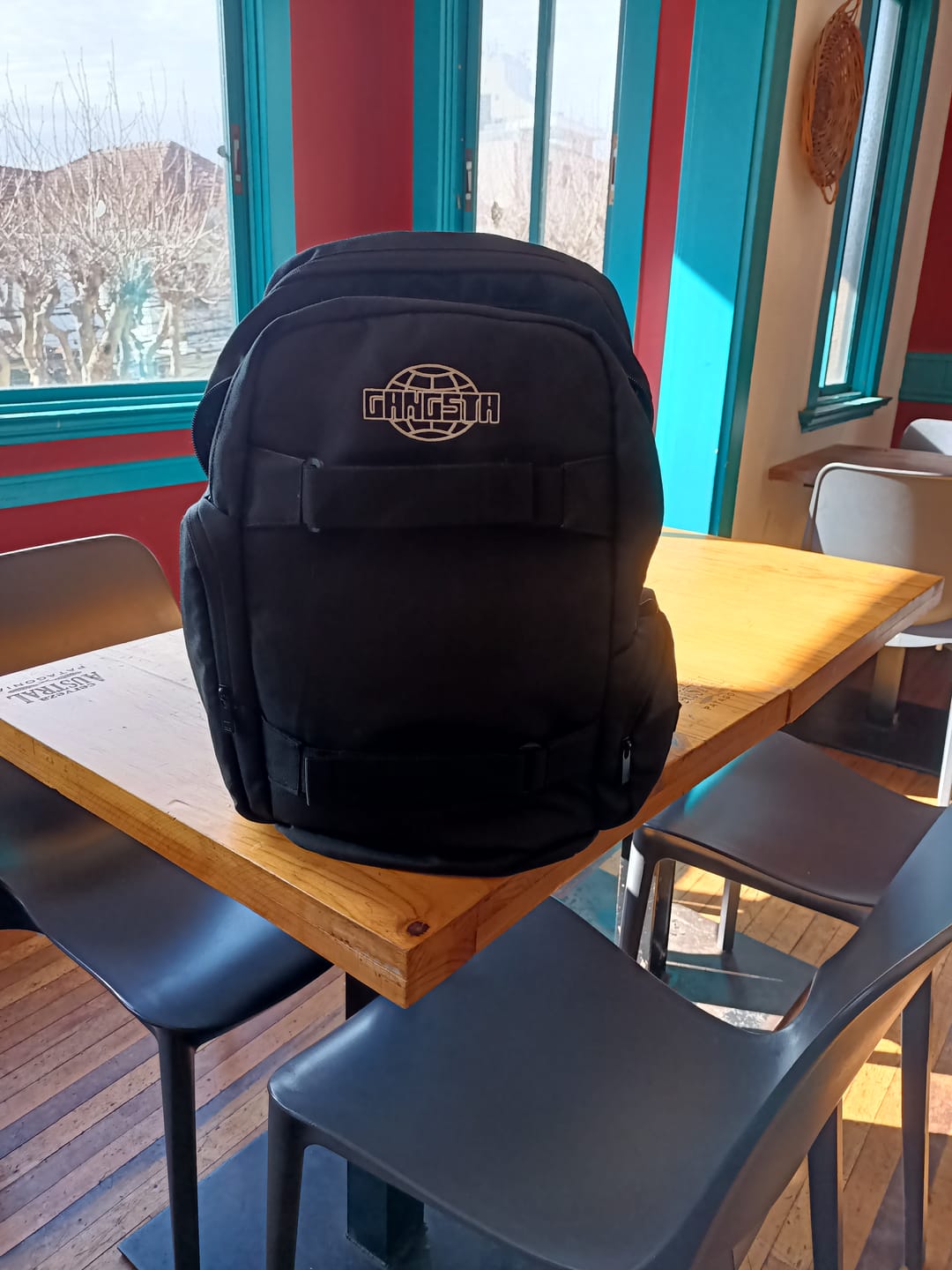 Customer photo review of Mochila Gangsta Skatepack Negro