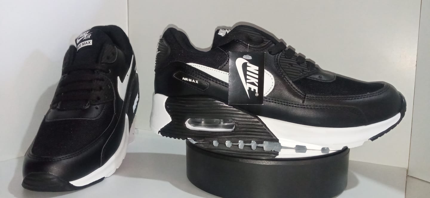 Customer photo review of Tenis Max 90 Negro Blanco