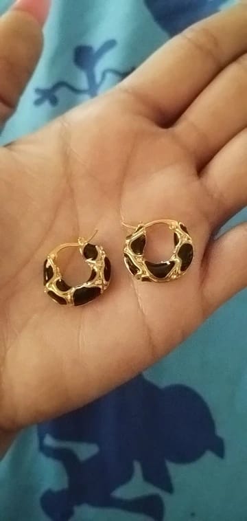 Customer photo review of Arizona Hinged Hoops | 18k Gold