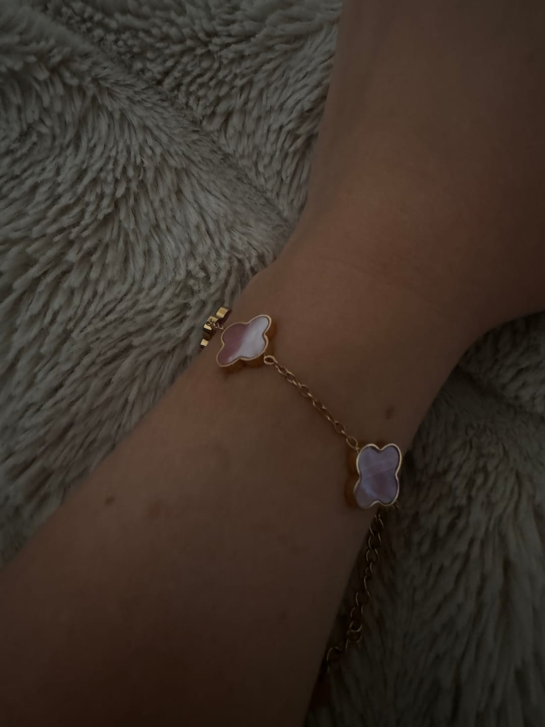 Customer photo review of Rosa Perlmutt Clover Armband | 18K vergoldet