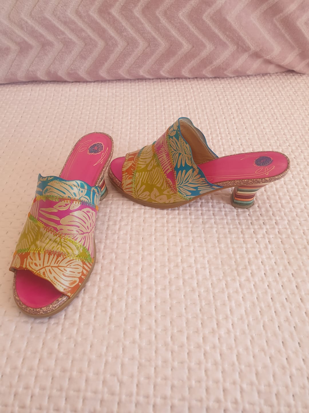 Customer photo review of Vintage Handmade Leather Color-block slippers