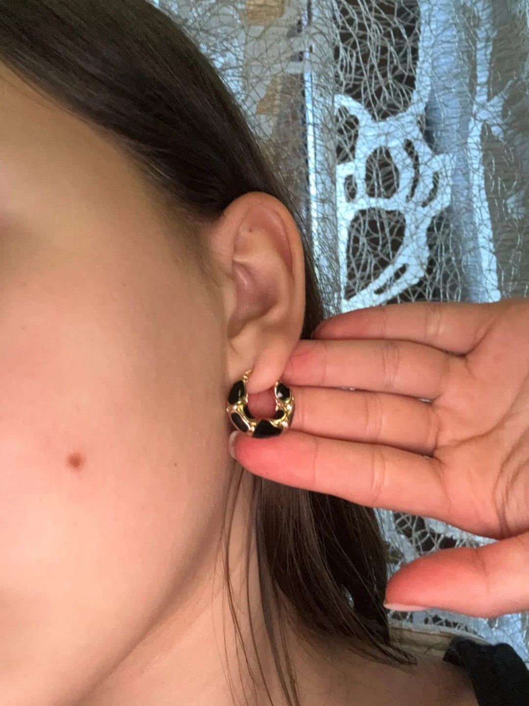 Customer photo review of Arizona Hinged Hoops | 18k Gold
