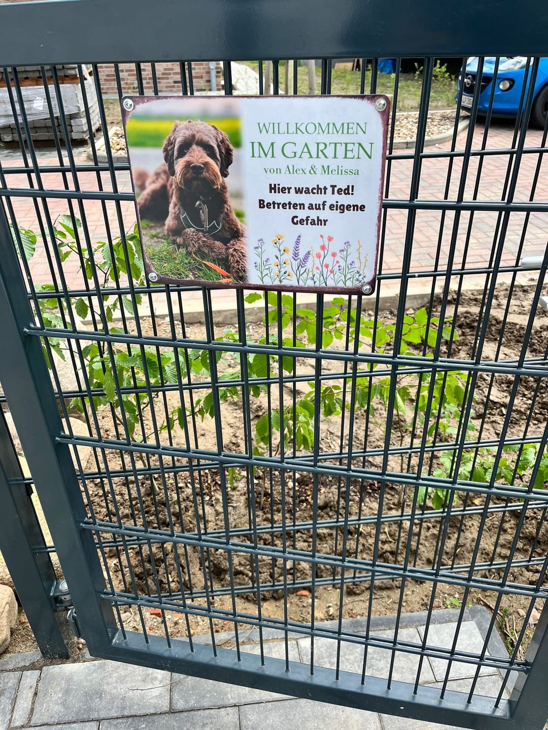 Customer photo review of Hunde Garten-Schild personalisiert mit Foto & Text (UV- und wetterfest)