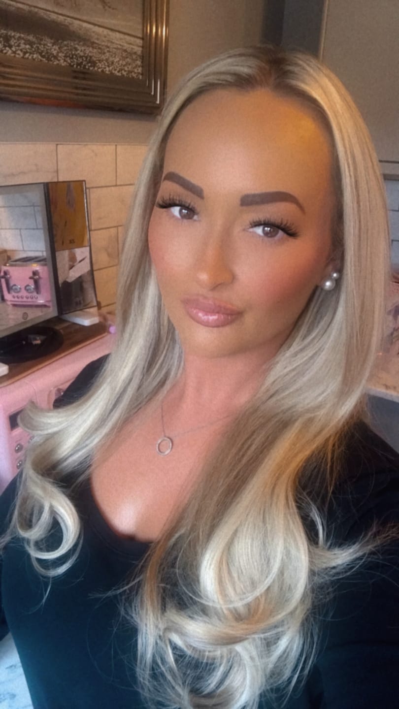 Customer photo review of Stranded 20" One Piece Flicky Clip-in Hair Extension #18/22 Iris