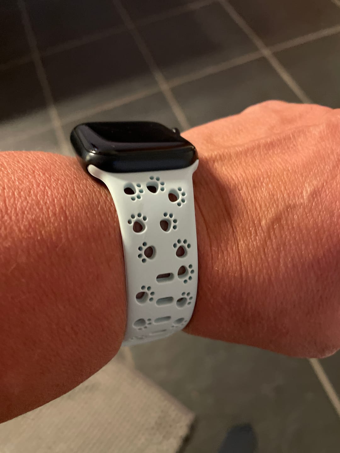Customer photo review of Apple Watch Silikonband "Pfoten"