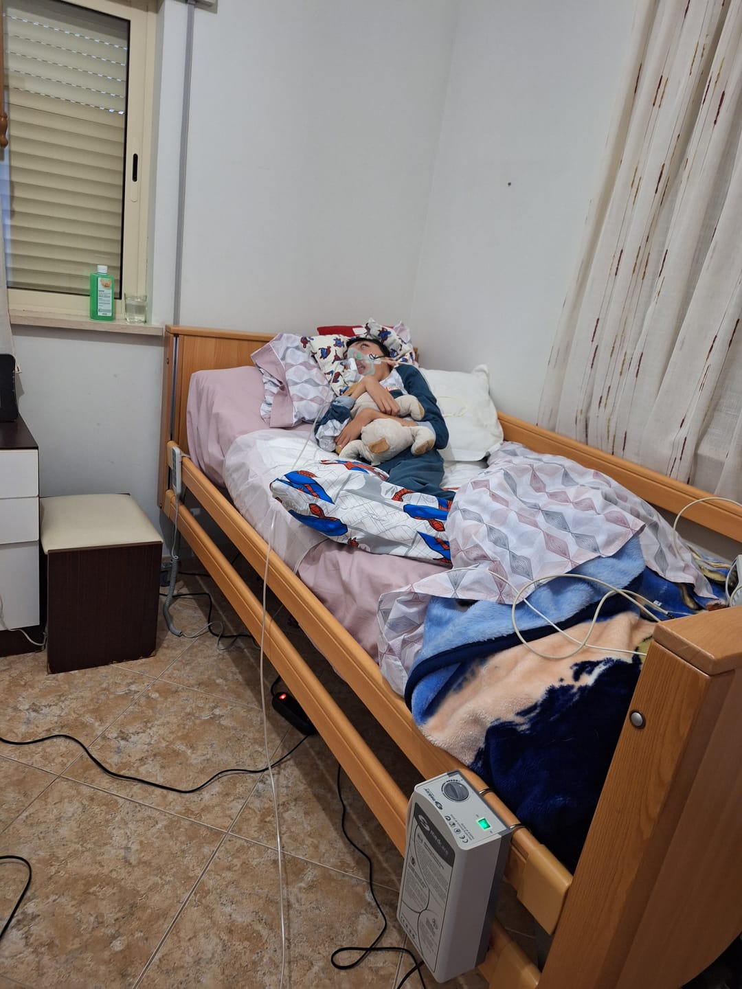 Customer photo review of Cama Articulada Elétrica Elevatória de Decúbito DELTA-5F-R