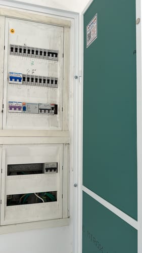 Customer photo review of דלת מראה להסתרת ארון חשמל