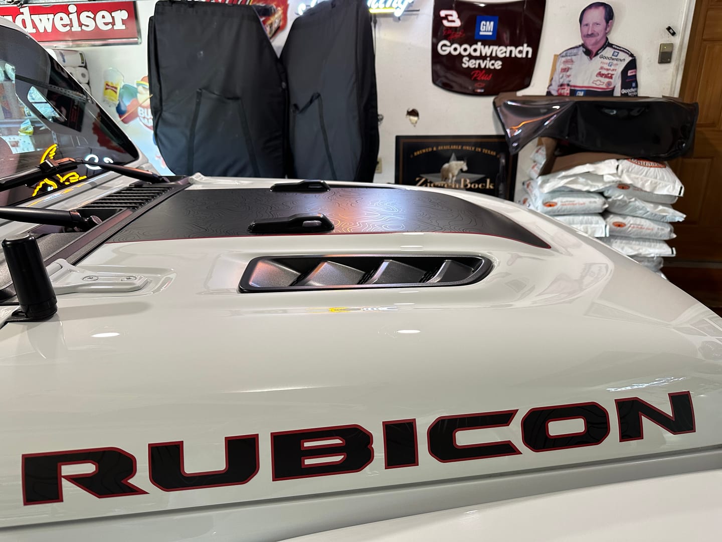 Customer photo review of RUBICON Hood Graphic | Black Topo - fits Wrangler JL & Gladiator JT