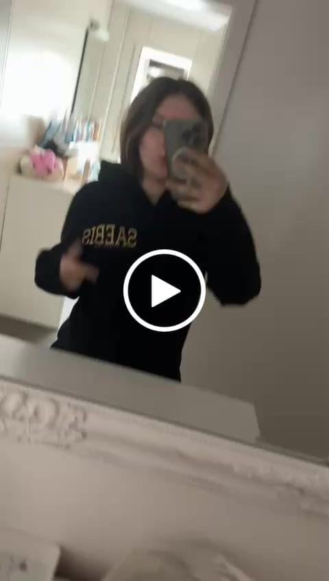 Customer video review of Lifestyle Damen Oversized Zip Hoodie Gold Edition mit Reißverschluss by SAEBIS®