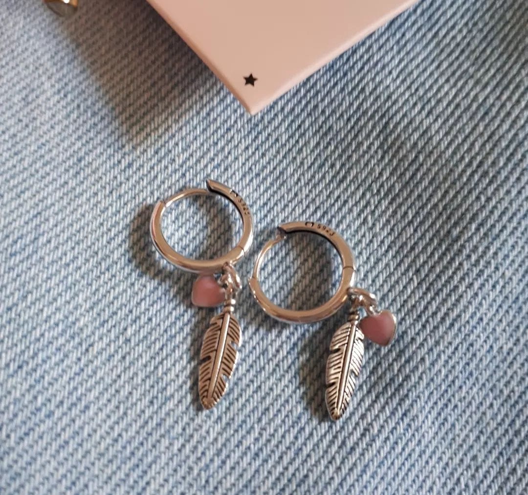 Customer photo review of Pendientes Plumas de Amor