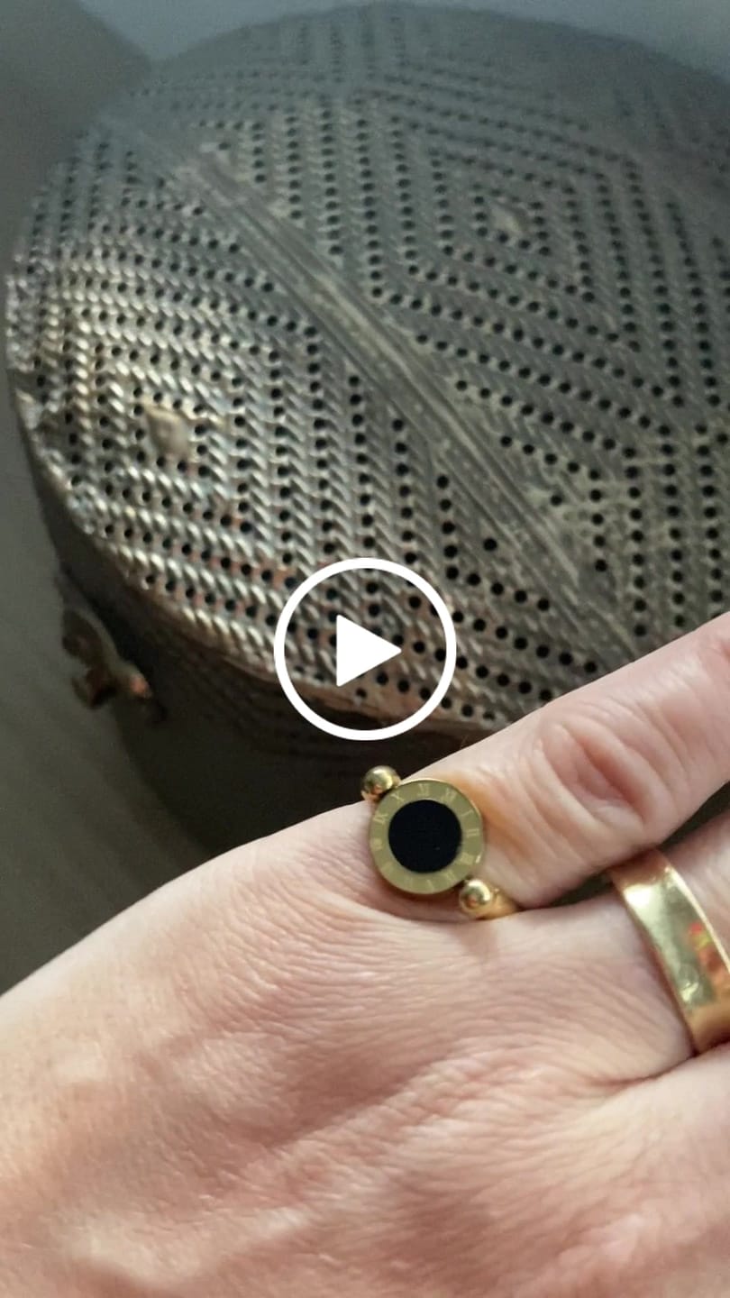 Customer video review of Anel Giratório Numeral Romanos Banhado em Ouro 18K