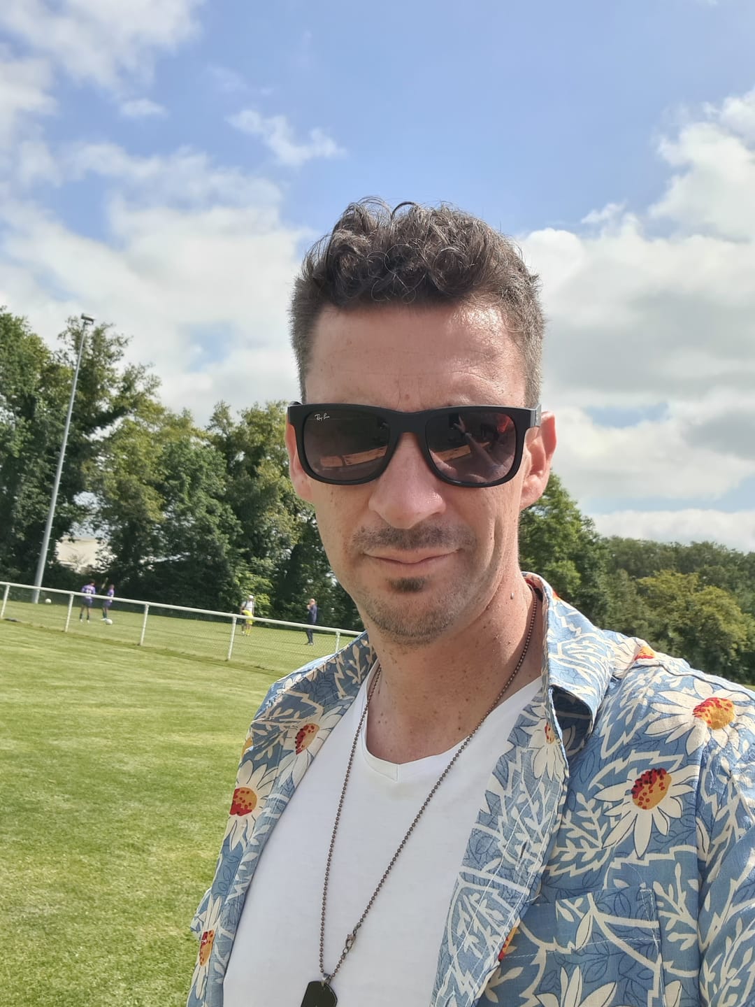 Customer photo review of Chemise à fleurs hawaïenne en coton rétro pour homme