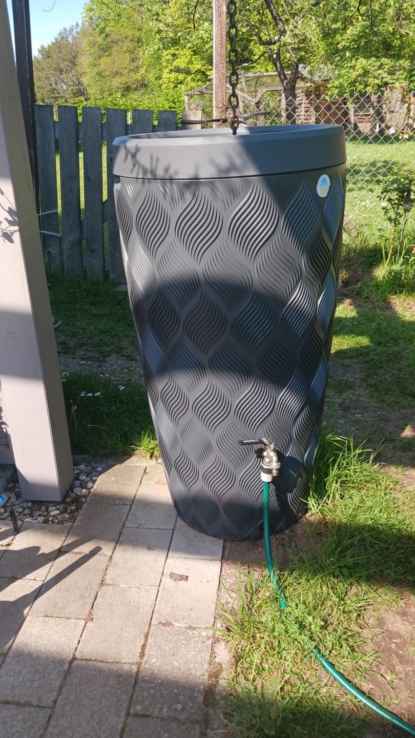 Customer photo review of YourCasa Regentonne 240 Liter [Seabreeze Flower] - Nachhaltige Bewässerung im Garten