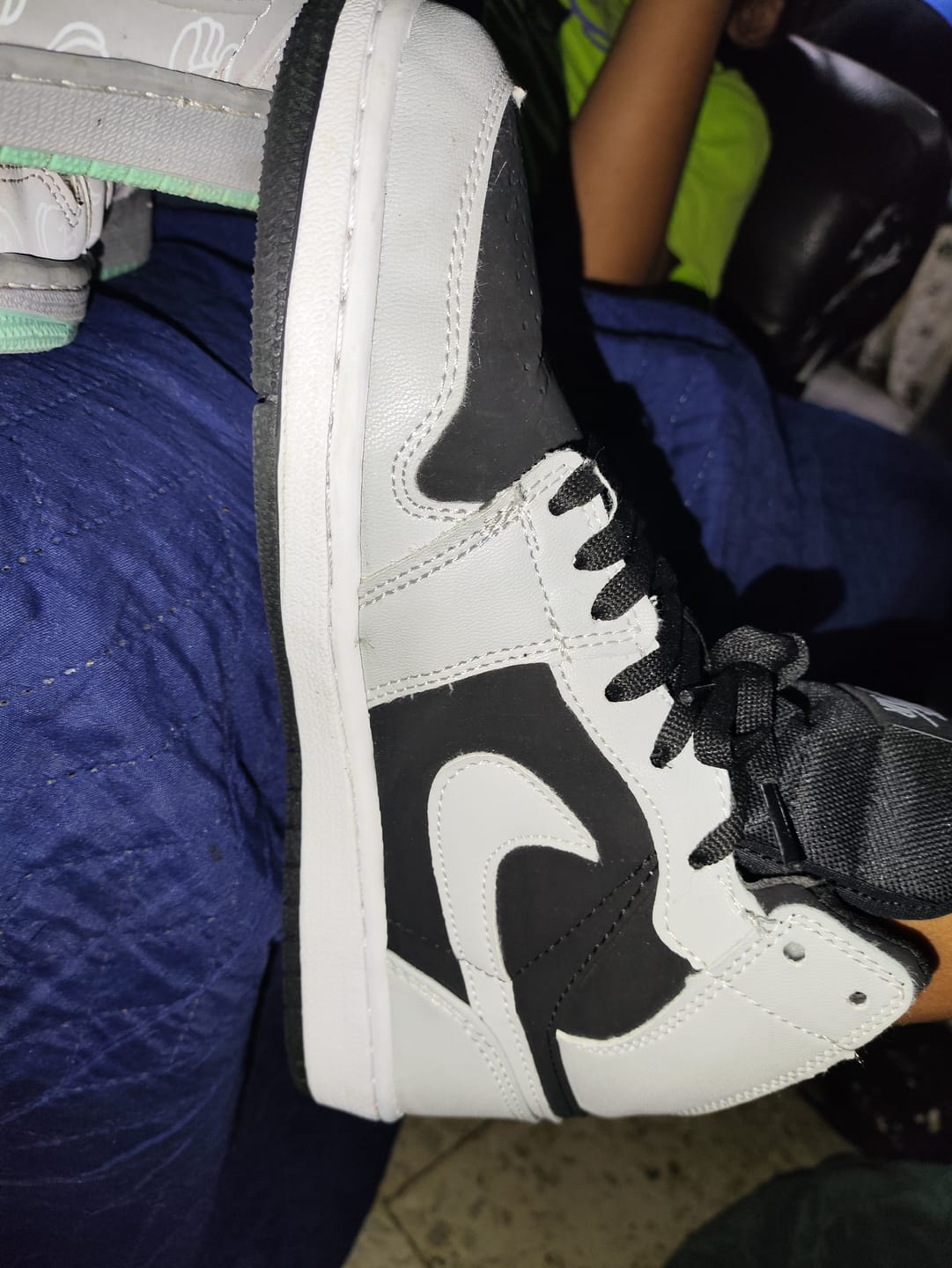 Customer photo review of Tenis Retro 1 Gris Negro