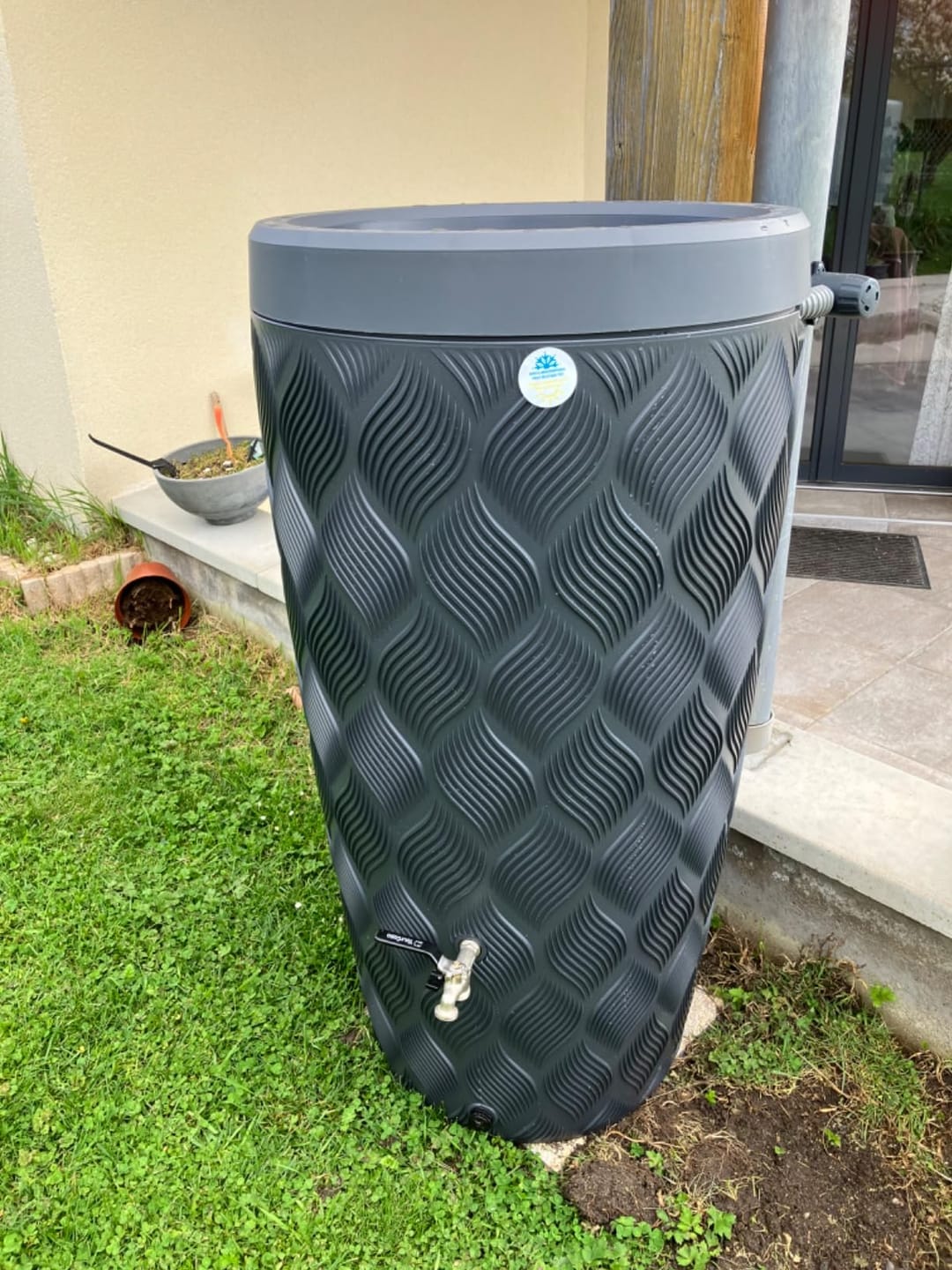 Customer photo review of YourCasa Regentonne 240 Liter [Seabreeze Flower] - Nachhaltige Bewässerung im Garten