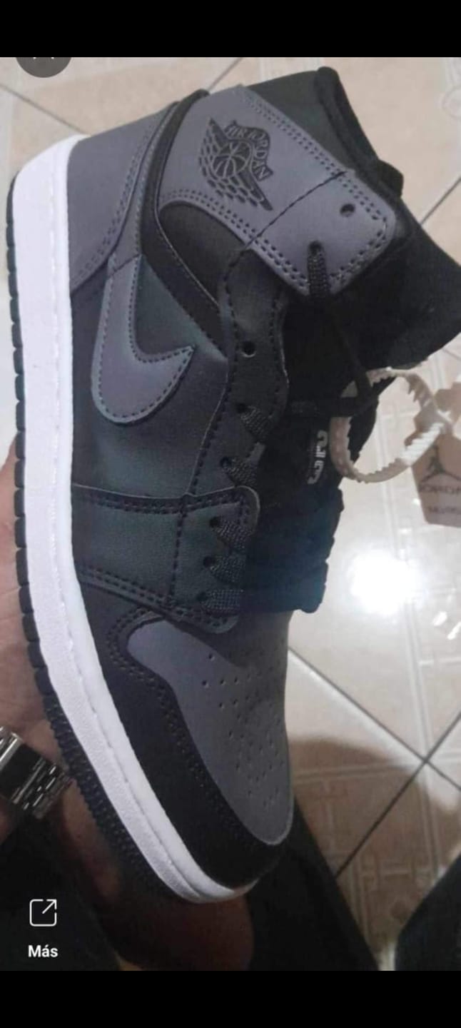 Customer photo review of Tenis Retro 1 Gris Inter