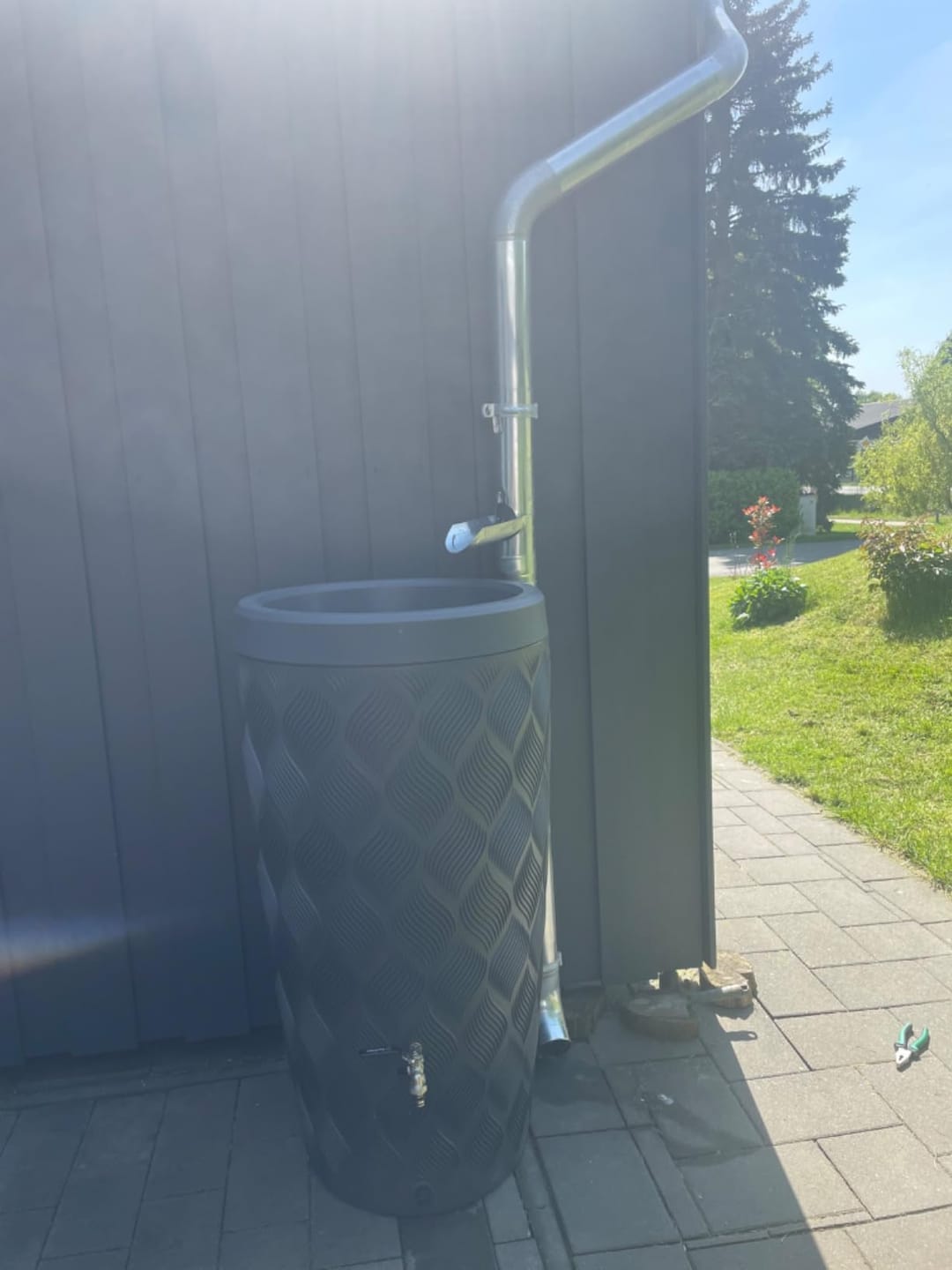 Customer photo review of YourCasa Regentonne 240 Liter [Seabreeze Flower] - Nachhaltige Bewässerung im Garten