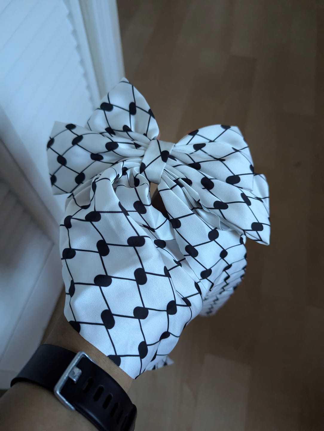Customer photo review of Keffiyeh Hatta Hair Accessories - Scrunchie Bow Headband Bonnet Long Bows