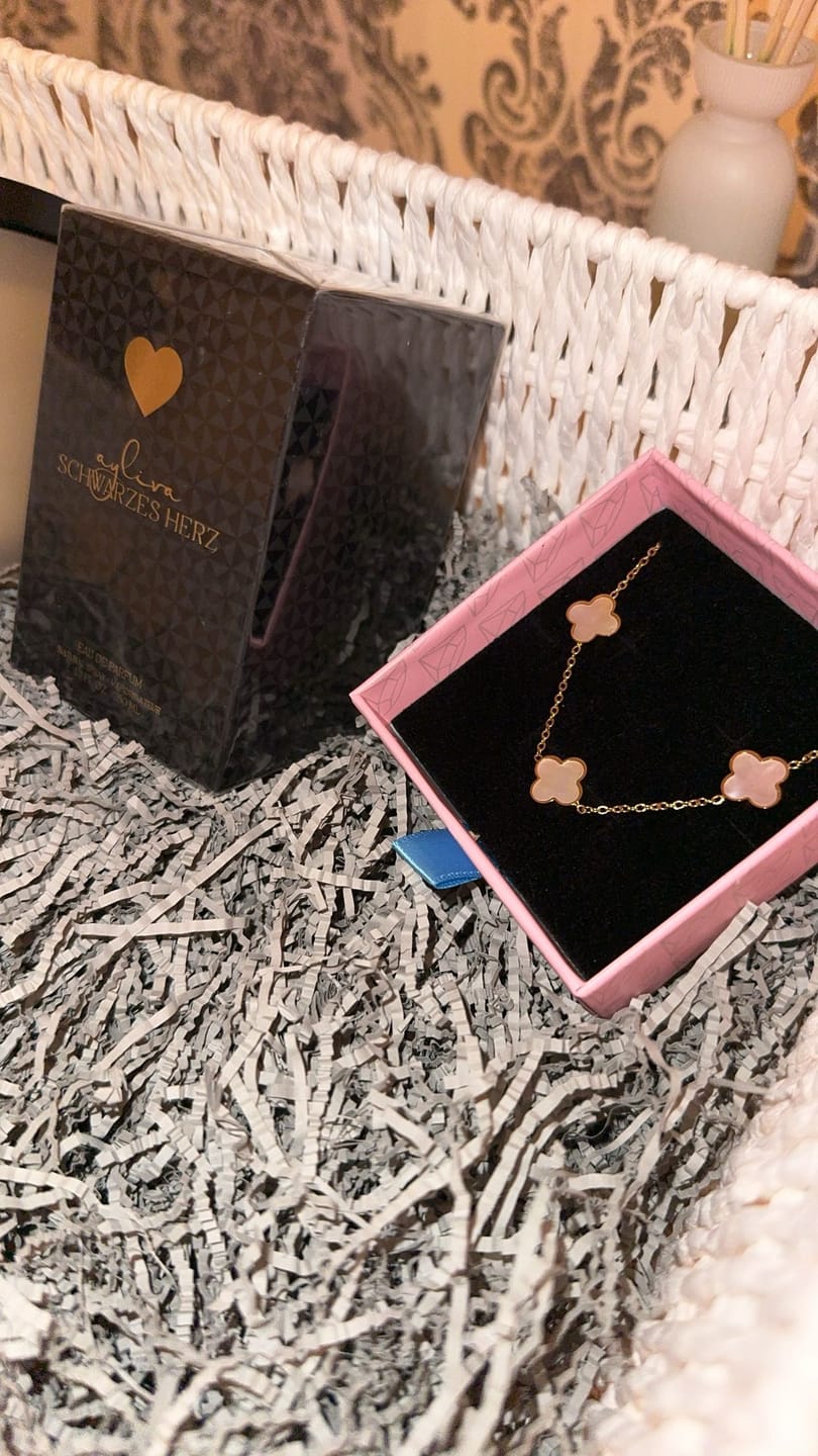 Customer photo review of Three Clovers Kette | 18K vergoldet
