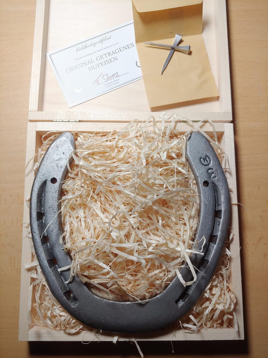 Customer photo review of Echtes Hufeisen in Holzschatulle | Glücksbringer Geschenk