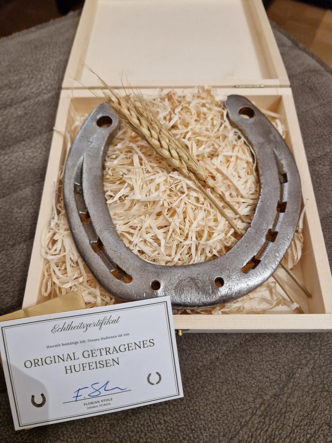 Customer photo review of Echtes Hufeisen in Holzschatulle | Glücksbringer Geschenk
