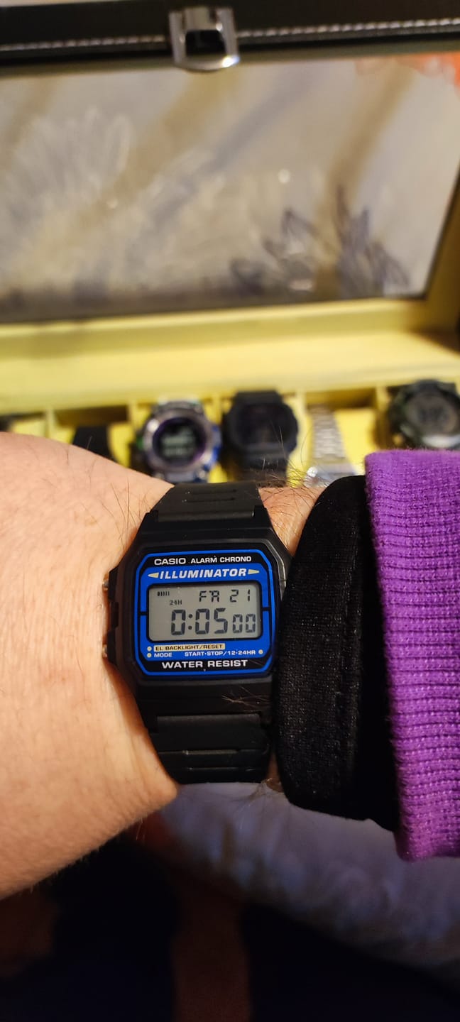 Customer photo review of Reloj Casio Vintage F-105W-1ADF Azul/Negro Illuminator