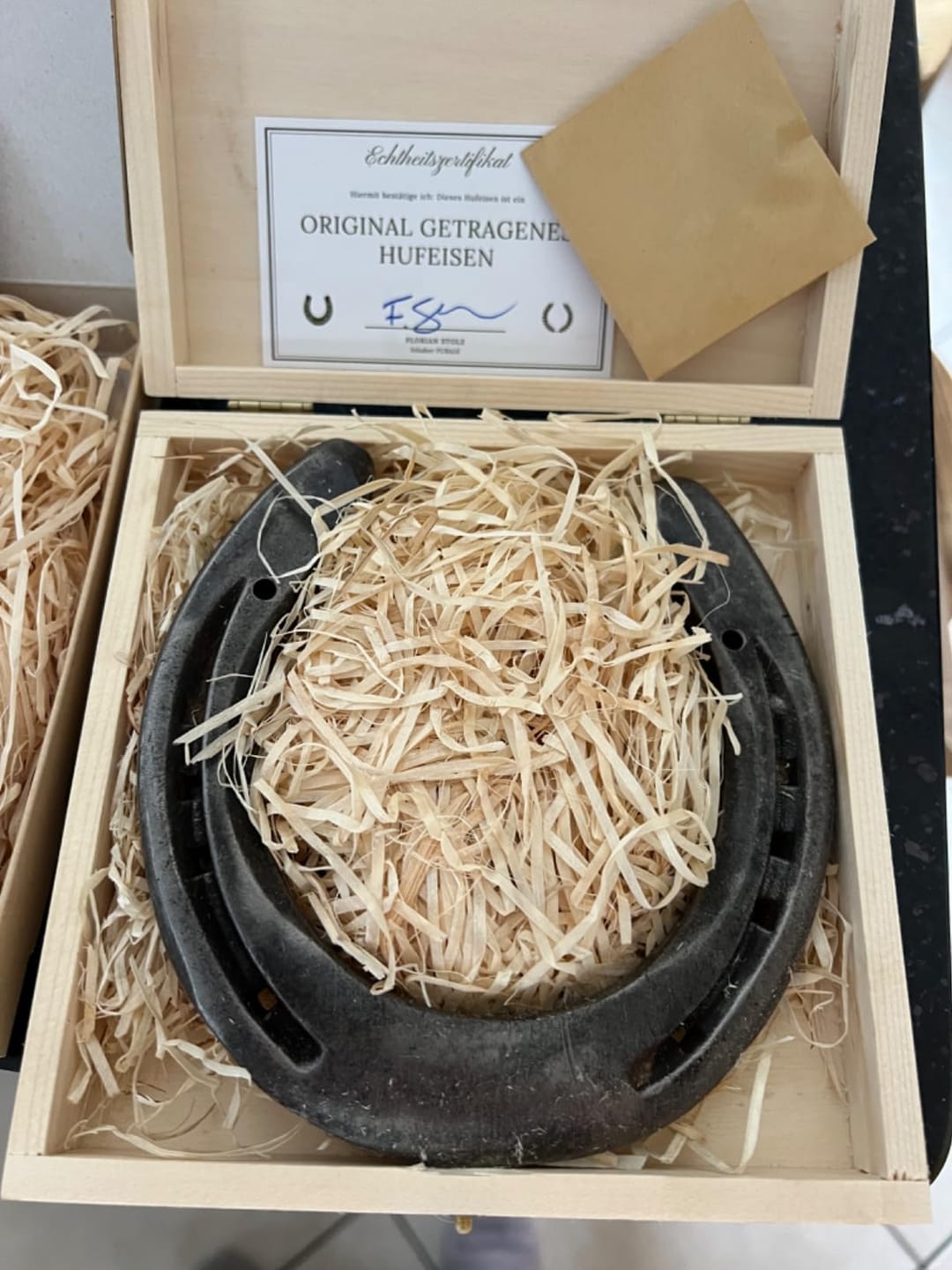 Customer photo review of Echtes Hufeisen in Holzschatulle | Glücksbringer Geschenk