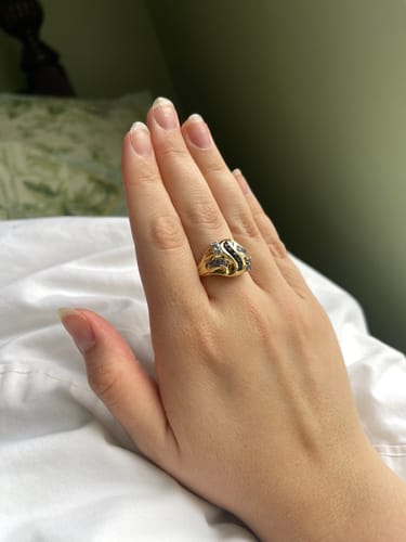 Customer photo review of VINTAGE 10K YELLOW GOLD BLUE SAPPHIRE TWIST RING 8