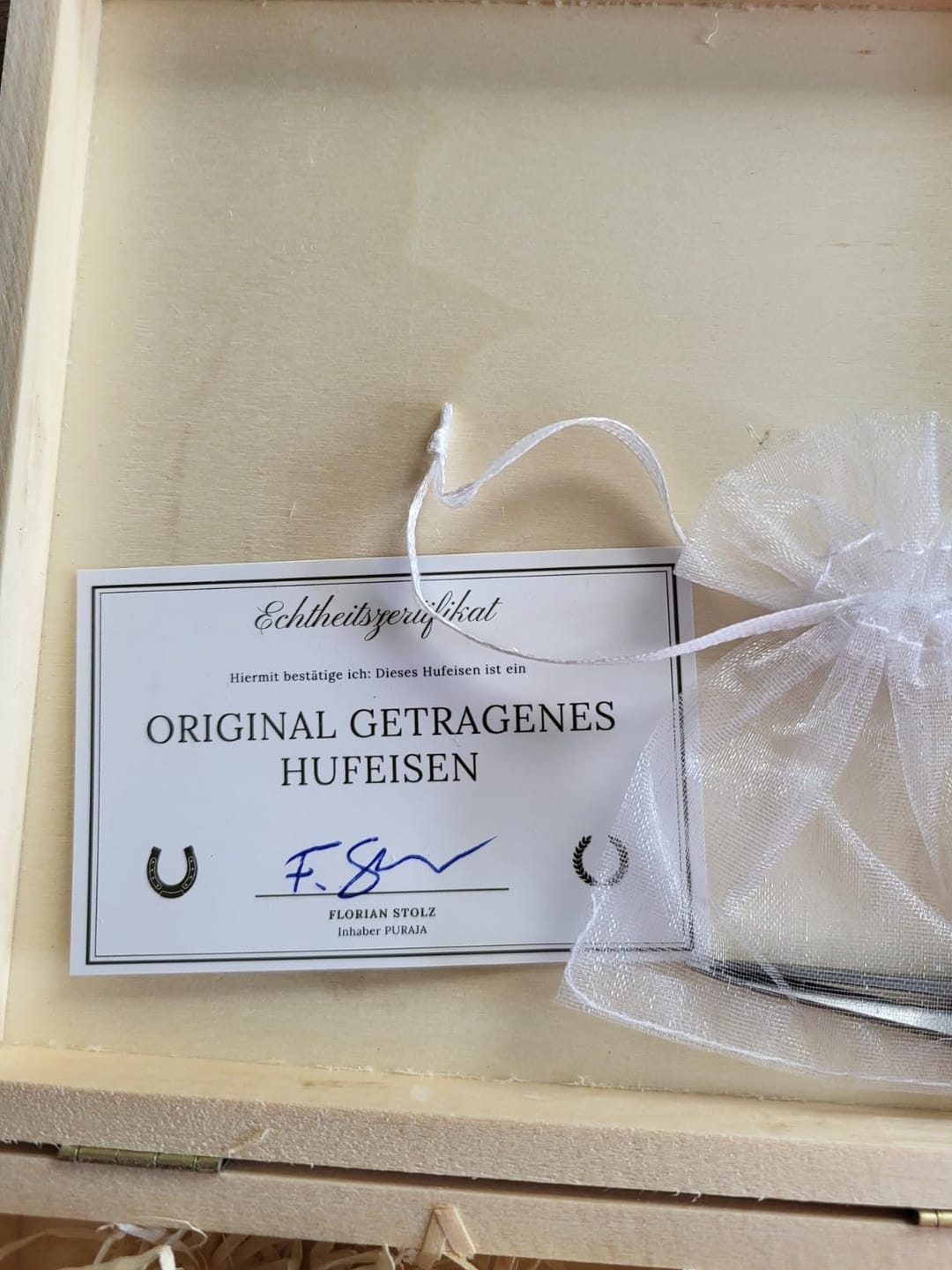 Customer photo review of Echtes Hufeisen in Holzschatulle | Glücksbringer Geschenk