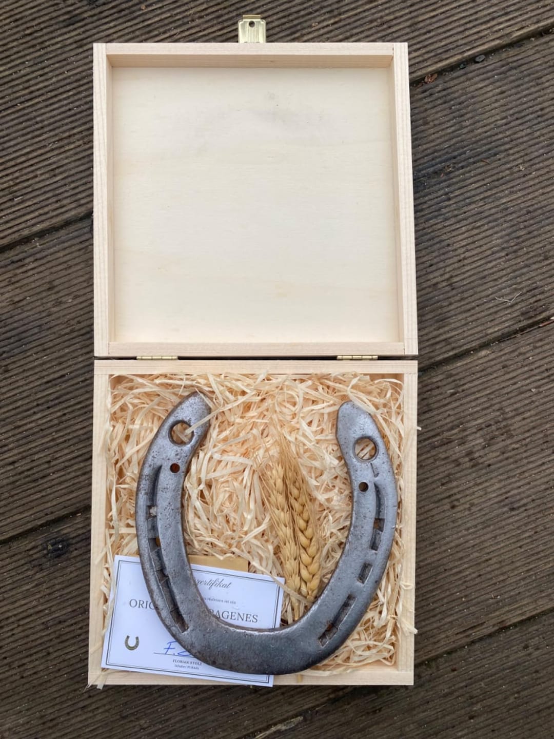Customer photo review of Echtes Hufeisen in Holzschatulle | Glücksbringer Geschenk